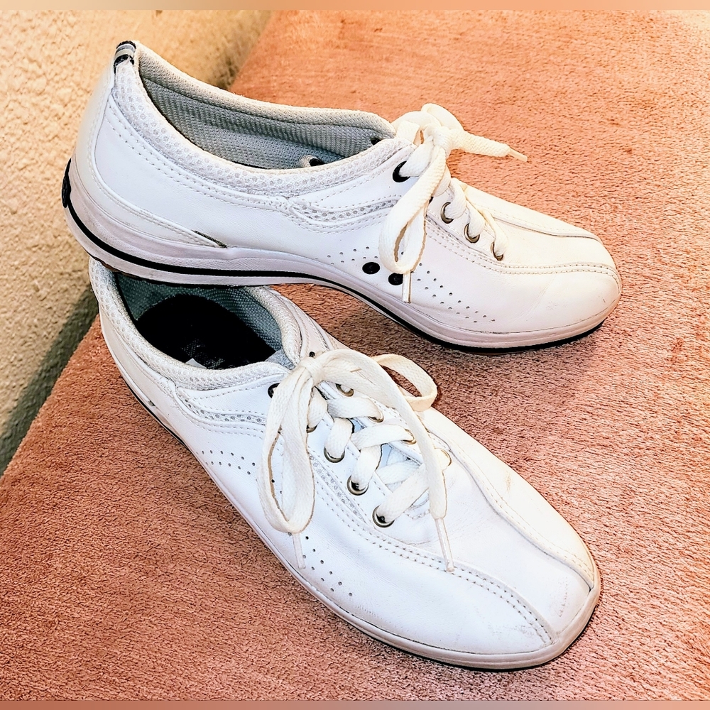 Keds White Leather Structured Low Top Tennis Shoes. These are classic shoes. 8.5 - Picture 11 of 13